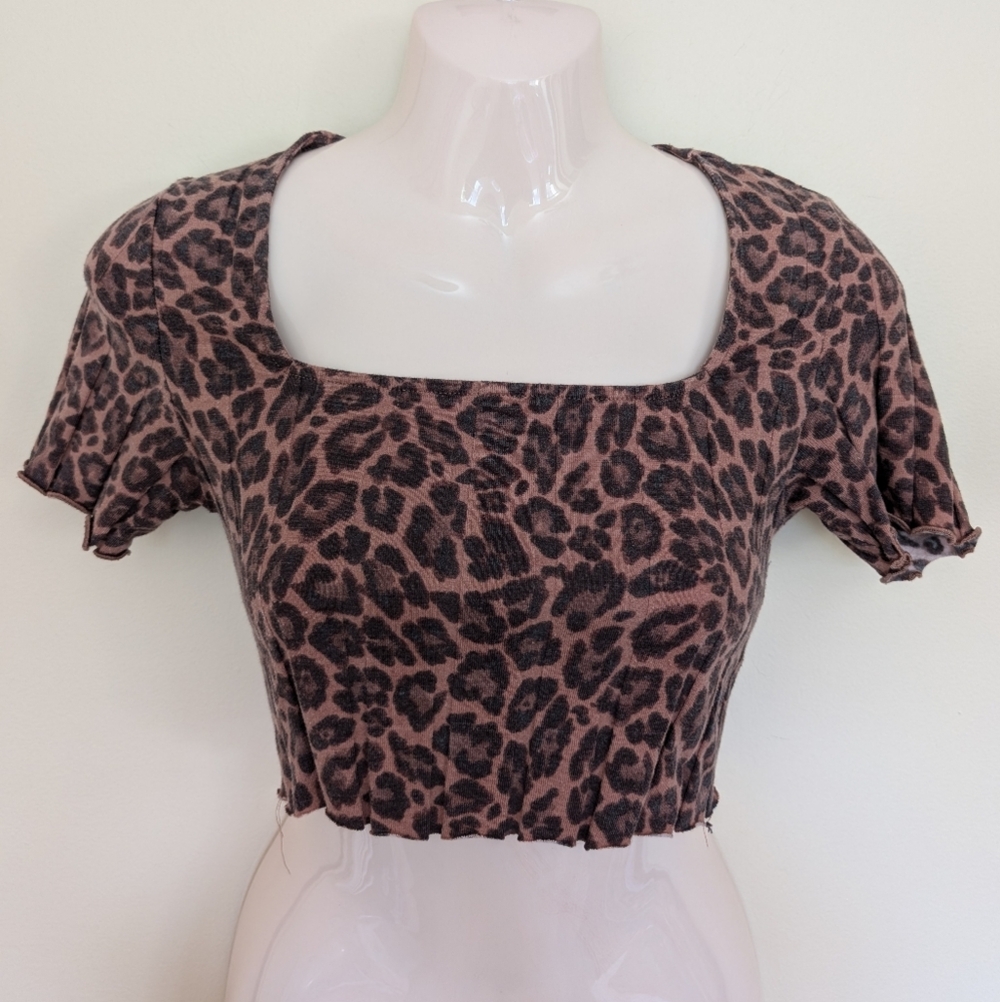 American Eagle Cropped Leopard Print Short Sleeve Shirt XS